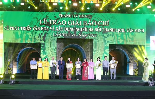 Khen thưởng thành tích trong tổ chức, triển khai và tham gia Giải Báo chí về phát triển văn hóa và xây dựng người Hà Nội thanh lịch, văn minh lần thứ VI – năm 2023
